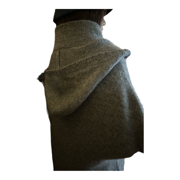 Adam Jacob’s hooded sweater - Picture 4 of 8